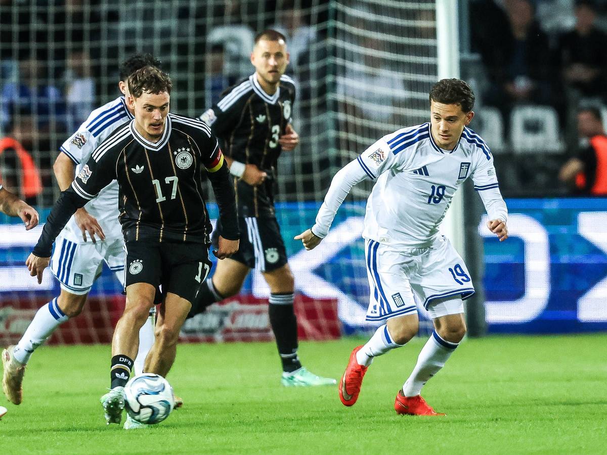 Florian Wirtz führt den Ball, Konstantinos Karetsas läuft neben ihm.