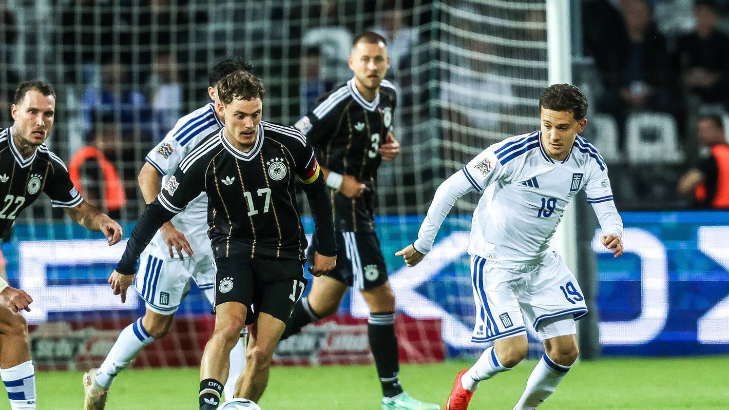 Florian Wirtz führt den Ball, Konstantinos Karetsas läuft neben ihm.