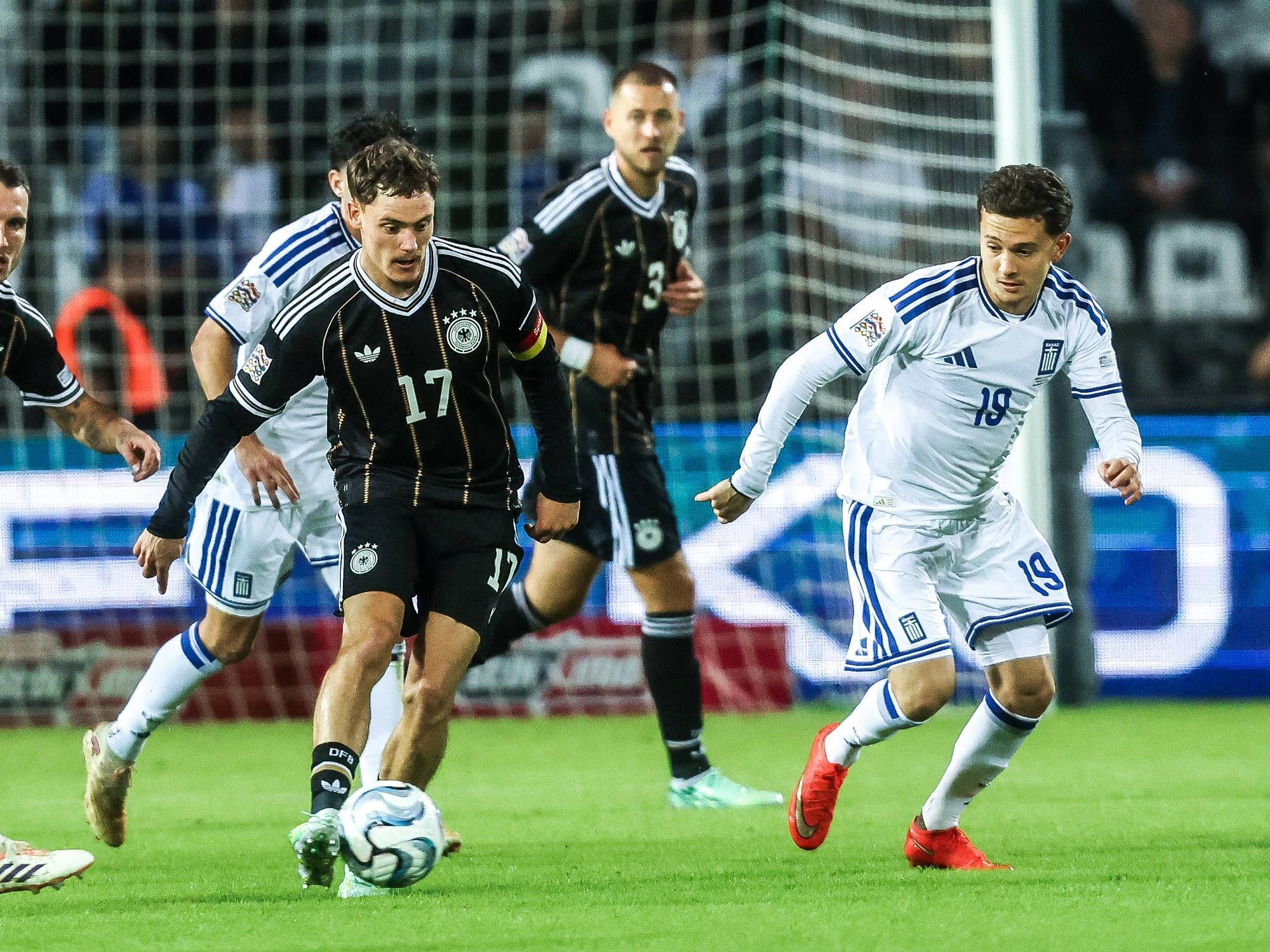 Florian Wirtz führt den Ball, Konstantinos Karetsas läuft neben ihm.