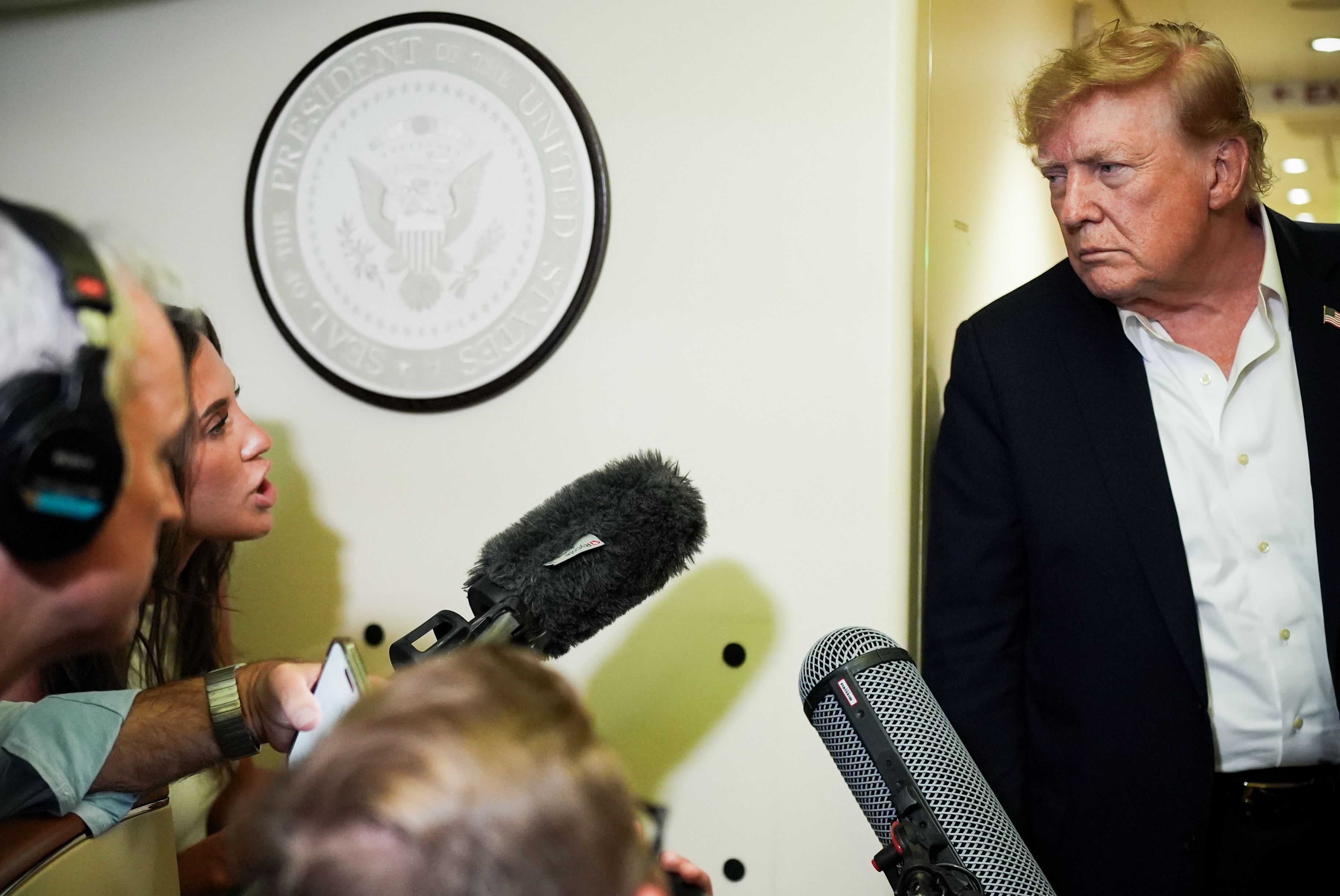 US-Präsident Donald Trump unterhält sich mit Beni Rae Harmony an Bord der Air Force One, da war sie noch als Korrespondentin für „Real America’s Voice“ tätig. Nun arbeitet sie als stellvertretende Pressesprecherin für Trump.