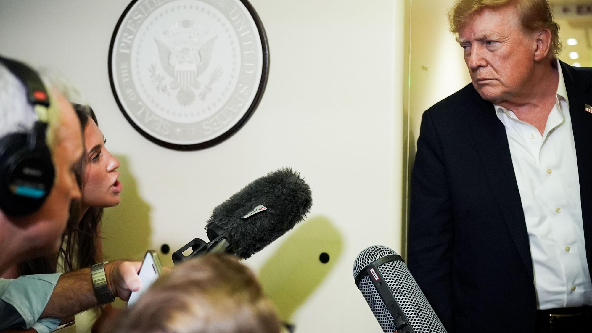 US-Präsident Donald Trump unterhält sich mit Beni Rae Harmony an Bord der Air Force One, da war sie noch als Korrespondentin für „Real America’s Voice“ tätig. Nun arbeitet sie als stellvertretende Pressesprecherin für Trump.