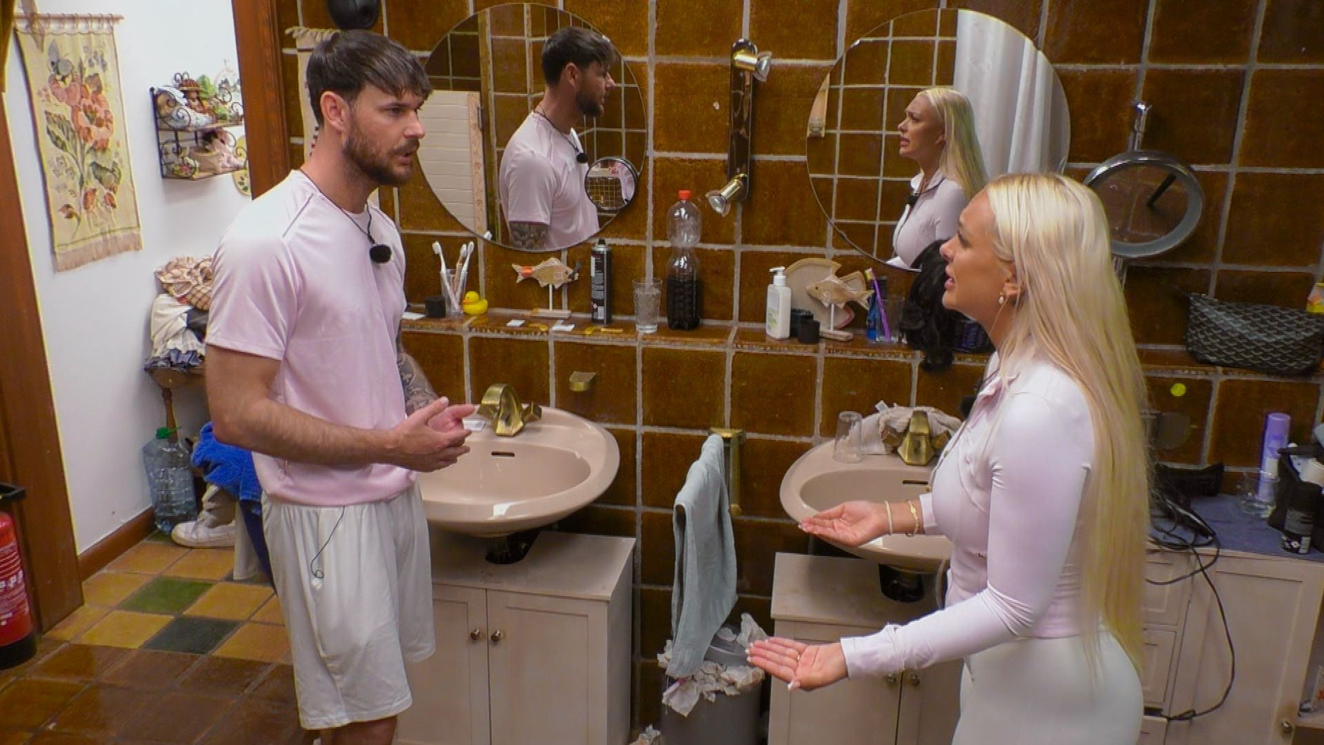 Sandro und Michelle

im „Sommerhaus der Stars“ im Badezimmer