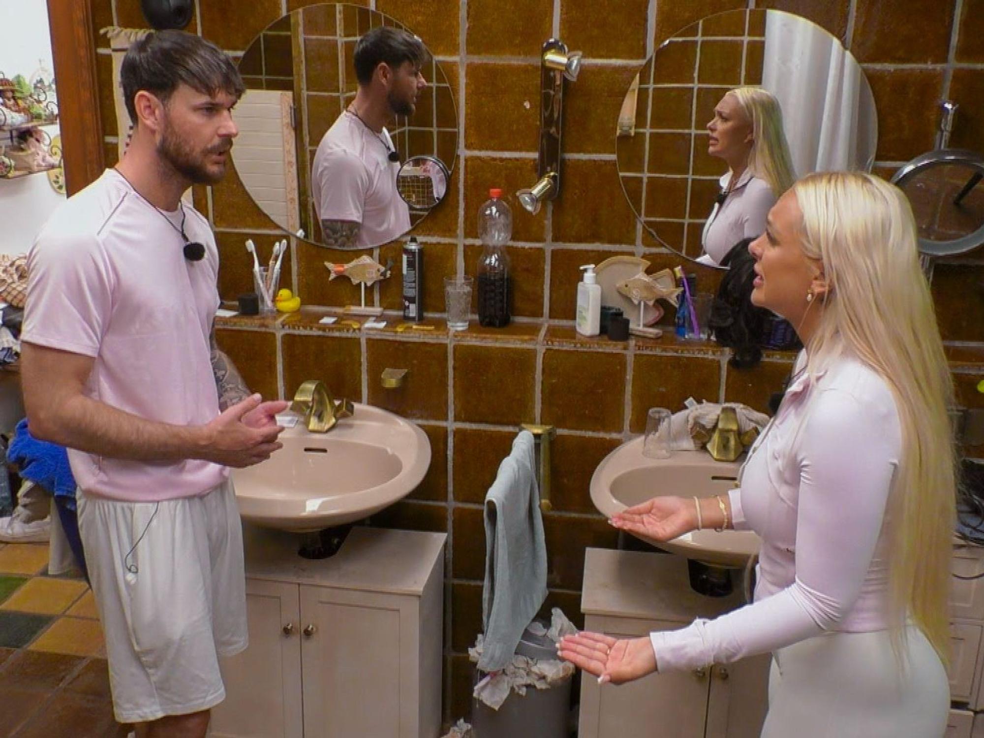Sandro und Michelle
im „Sommerhaus der Stars“ im Badezimmer