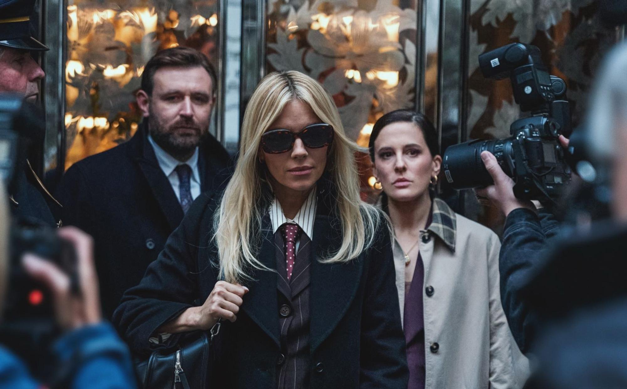 Filmstar Carla Duval (Sienna Miller, Mitte) ist mit ihren Anwälten (Phoebe Fox, James McArdle) bereit, im Scheidungsprozess bis zum Äußersten zu gehen. (Bild: © Sky / HBO / New Pictures / Miya Mizuno)