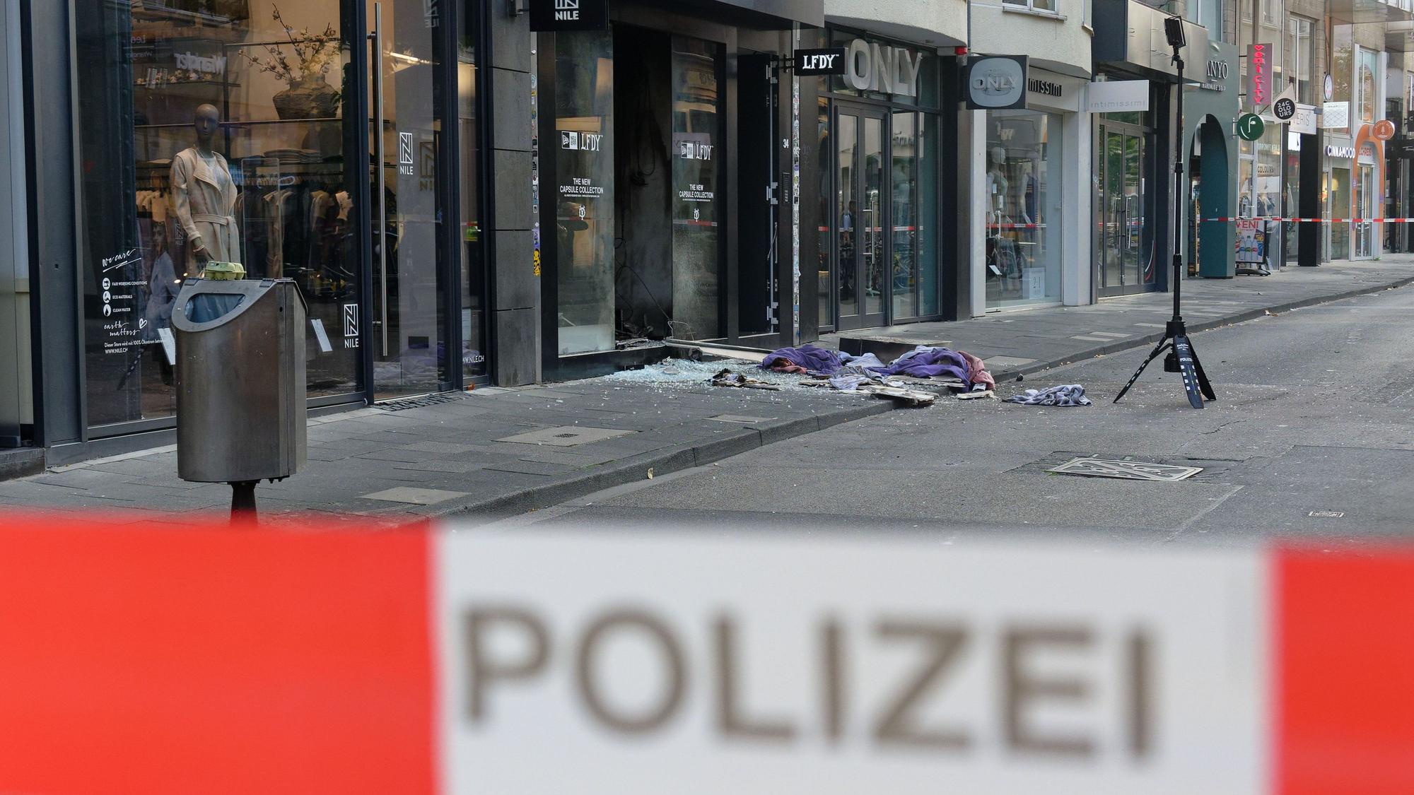 Vor einem Geschäft in der Ehrenstraße wurde im September 2024 ein Sprengsatz gezündet.