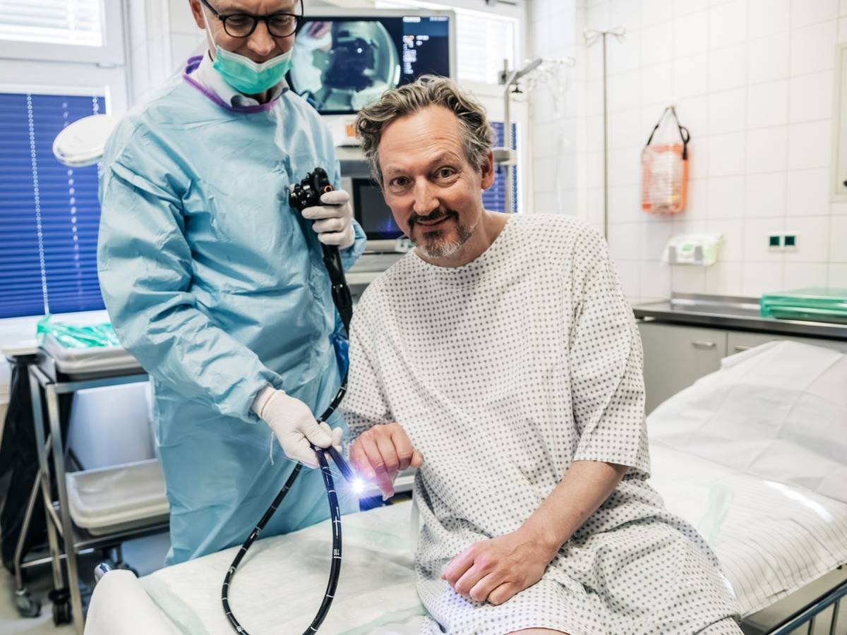 Eckart von Hirschhausen (rechts) möchte Menschen mögliche Schrecken nehmen, sich einer Darmspiegelung zu unterziehen. (Bild: WDR/Taimas Ahangari)