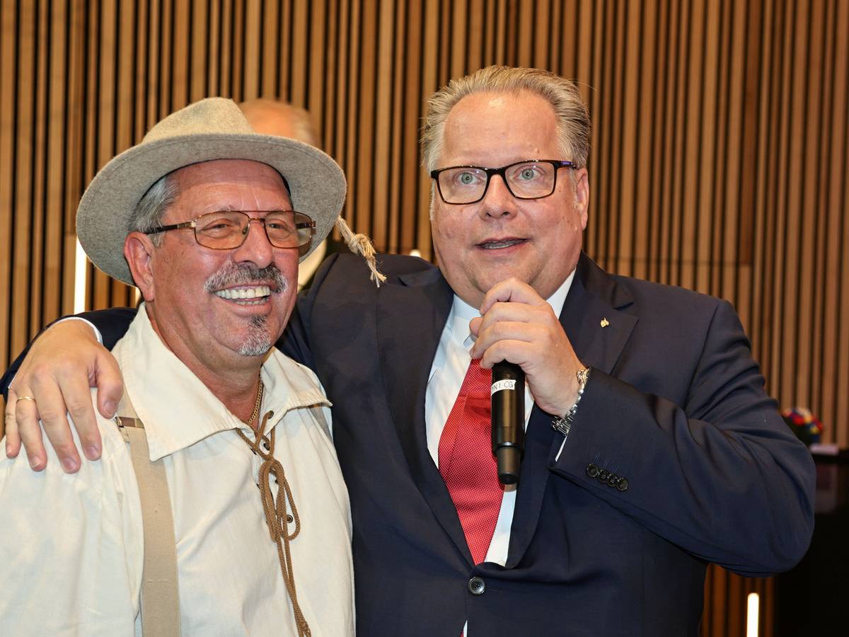 Werner Klupsch und Lutz Schade beim Bauernerntedankfest.