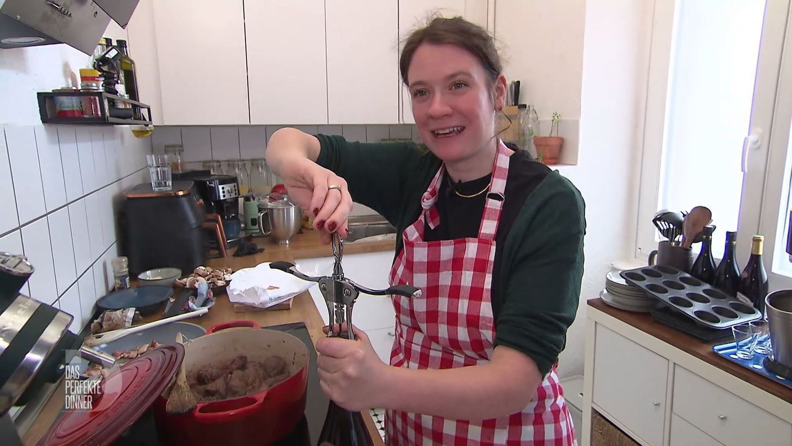 Zur französischen Küche gehört natürlich auch Wein, weiß Elise.
 (Bild: RTL)