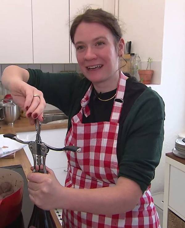 Zur französischen Küche gehört natürlich auch Wein, weiß Elise.
(Bild: RTL)