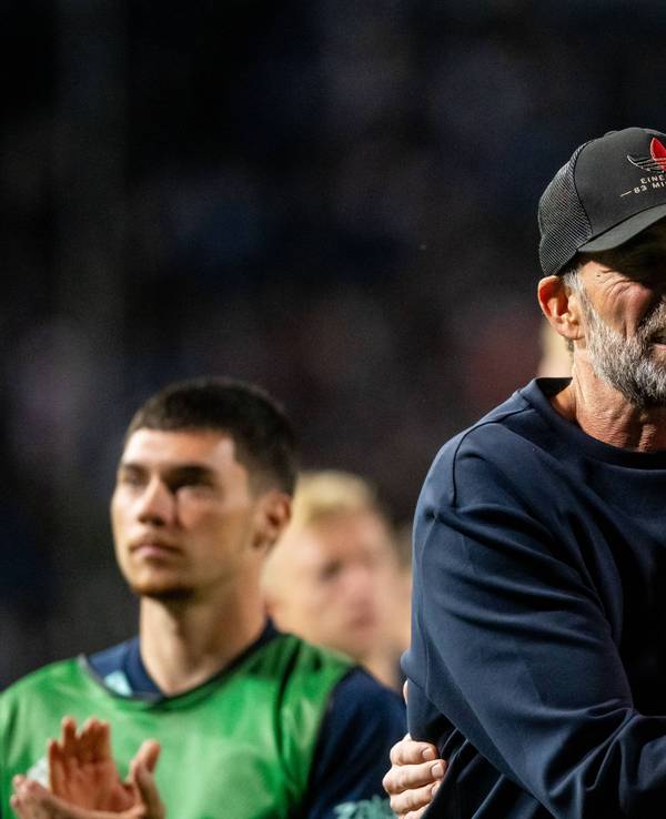 Jonas Urbig wird von seinem Trainer Jürgen Klopp umarmt.