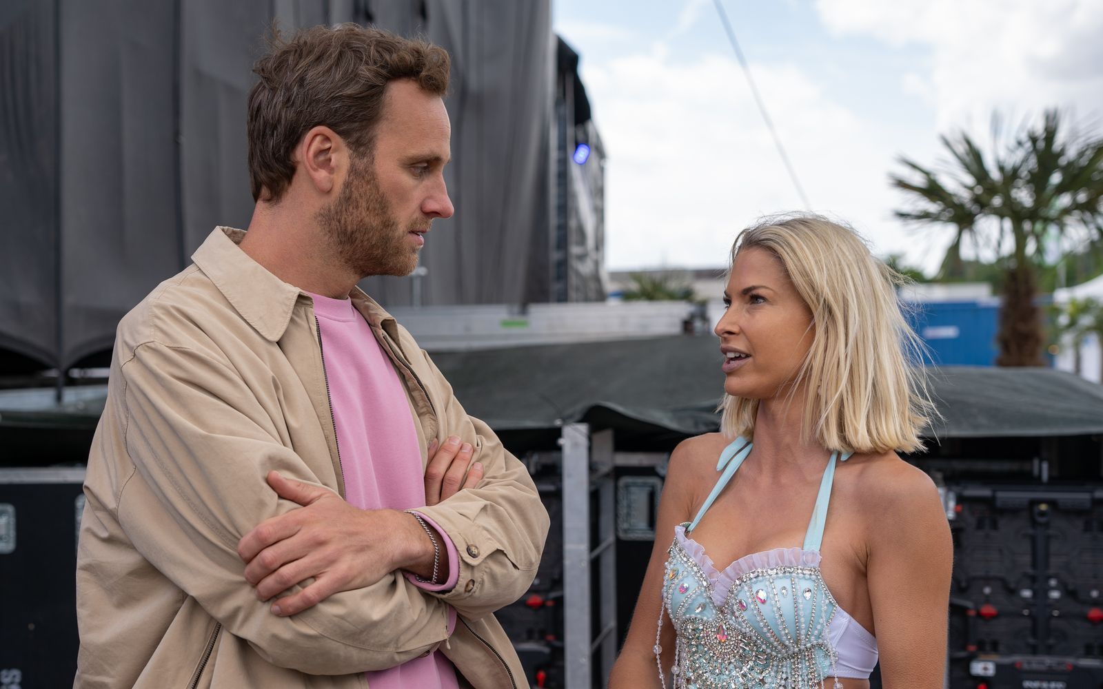 Leon Windscheid durfte Isi Glück zu einem Auftritt begleiten und hinter die Kulissen des Schlager-Spektakels blicken. (Bild: ZDF/Marius Fuchtmann)