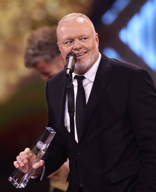 Zuletzt durfte sich Stefan Raab über den Deutschen Fernsehpreis für „Wer weiß wann was war?“ freuen. (Bild: 2026 Getty Images/Joshua Sammer)