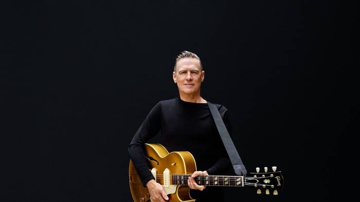Bryan Adams mit seiner Gitarre.
