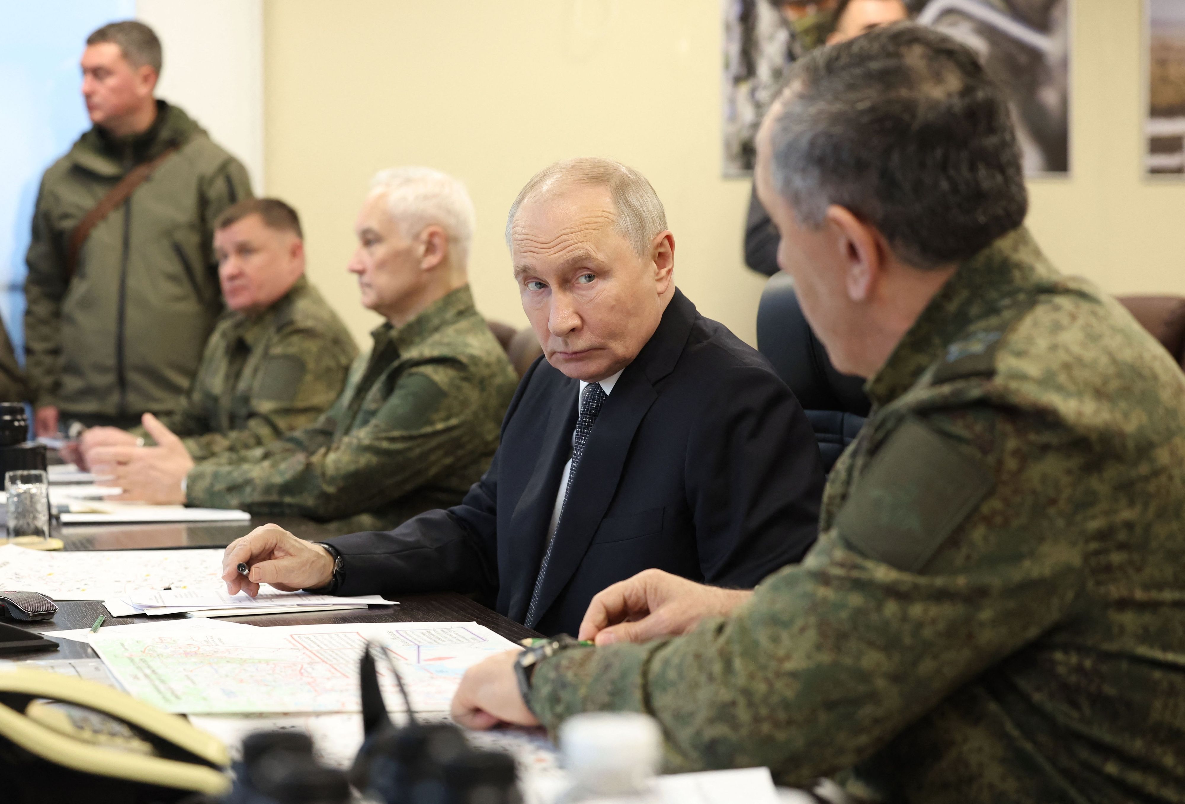 Der russische Präsident Wladimir Putin (Mitte) besucht am 2. Oktober 2026 einen Beobachtungsposten während einer Übung auf einem Truppenübungsplatz.