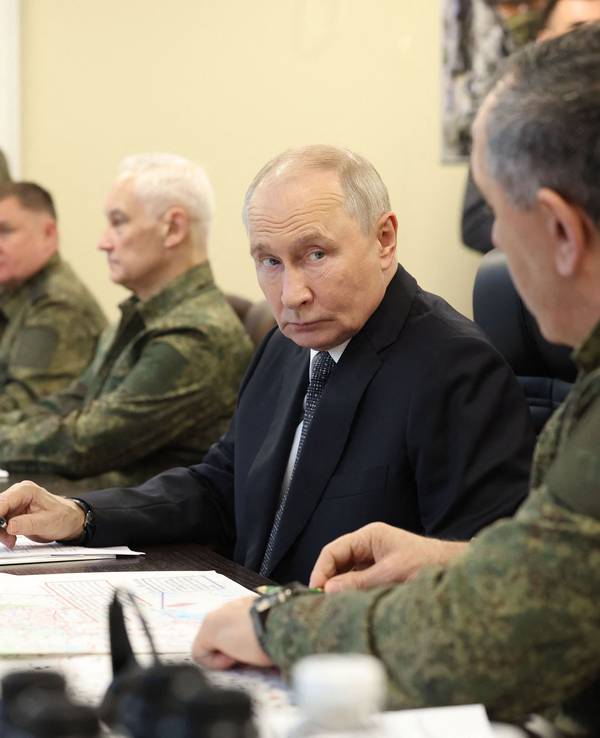 Der russische Präsident Wladimir Putin (Mitte) besucht am 2. Oktober 2026 einen Beobachtungsposten während einer Übung auf einem Truppenübungsplatz.