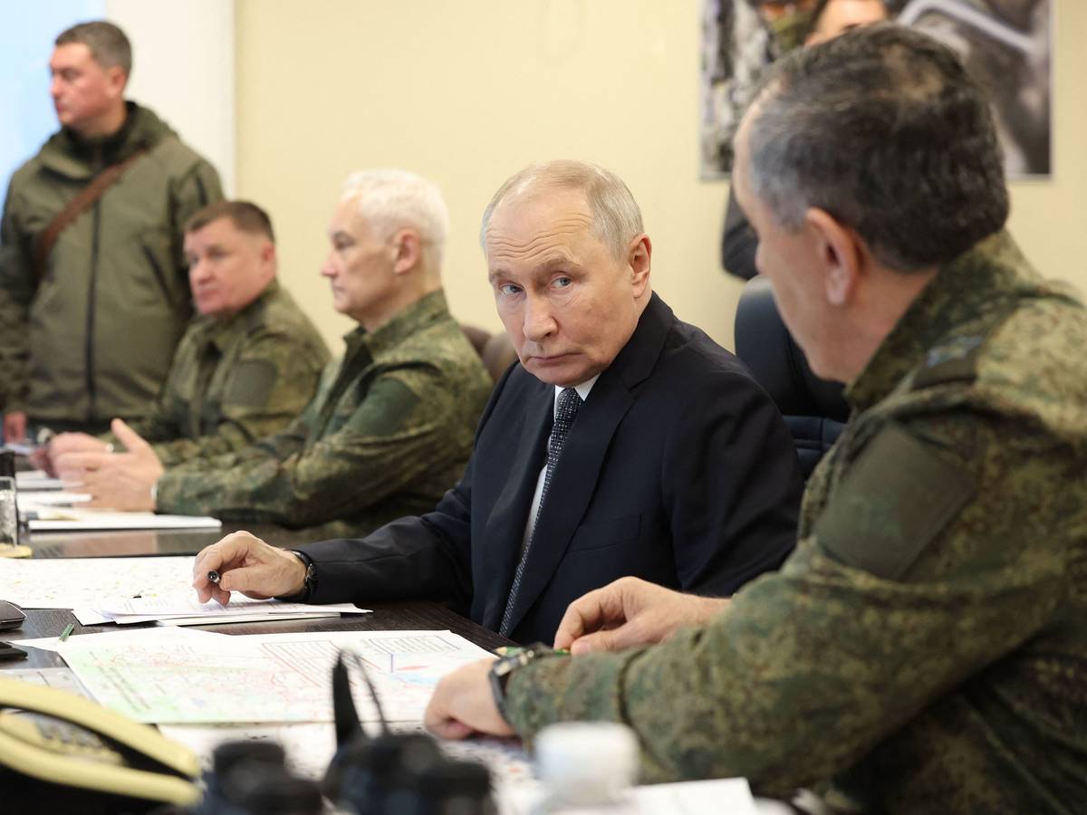 Der russische Präsident Wladimir Putin (Mitte) besucht am 2. Oktober 2026 einen Beobachtungsposten während einer Übung auf einem Truppenübungsplatz.