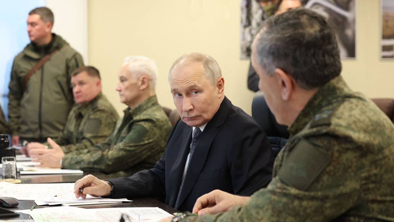 Der russische Präsident Wladimir Putin (Mitte) besucht am 2. Oktober 2026 einen Beobachtungsposten während einer Übung auf einem Truppenübungsplatz.