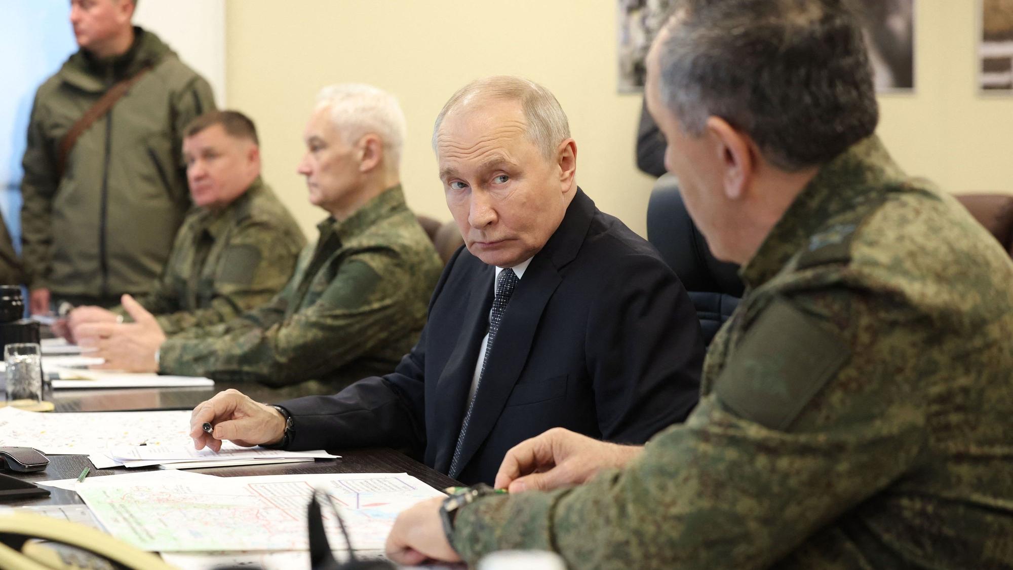 Der russische Präsident Wladimir Putin (Mitte) besucht am 2. Oktober 2026 einen Beobachtungsposten während einer Übung auf einem Truppenübungsplatz.