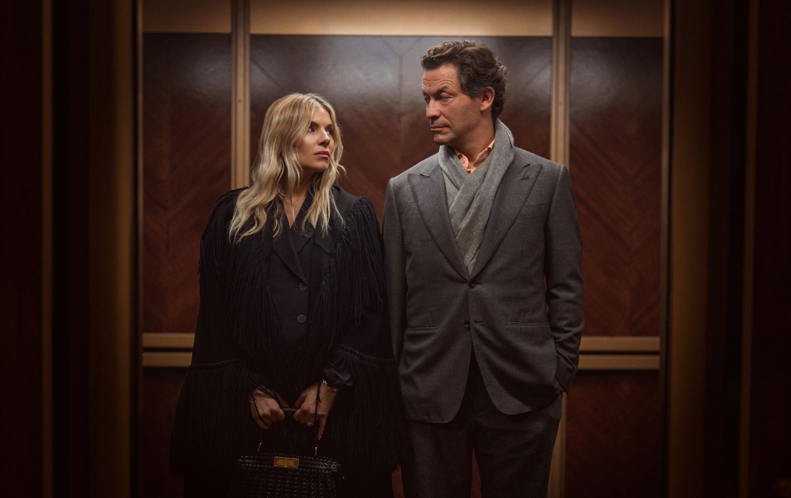 Filmstar Carla Duval (Sienna Miller) und Tech-Unternehmer Morgan Henderson (Dominic West) haben sich nichts mehr zu sagen. (Bild: © Sky / HBO / New Pictures / Justin Downing)