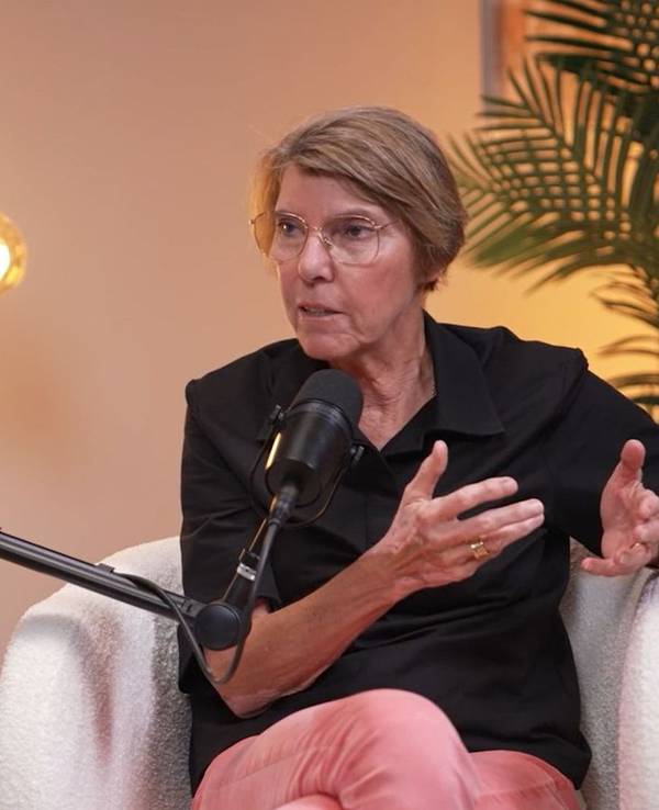 Mit Blick auf die 70er-Jahre sagt Bettina Böttinger im Podcast „Glow Up Your Life“: „Das war nicht so eine lustige Zeit.“ (Bild: FLOW Media Company)
