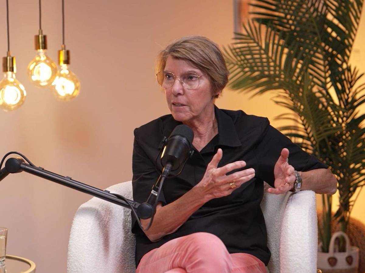 Mit Blick auf die 70er-Jahre sagt Bettina Böttinger im Podcast „Glow Up Your Life“: „Das war nicht so eine lustige Zeit.“ (Bild: FLOW Media Company)
