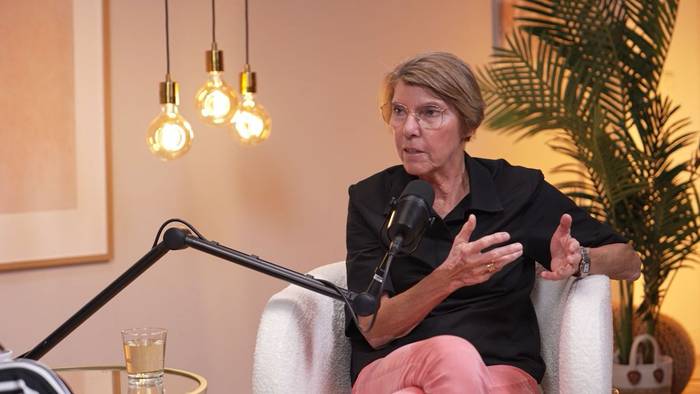 Mit Blick auf die 70er-Jahre sagt Bettina Böttinger im Podcast „Glow Up Your Life“: „Das war nicht so eine lustige Zeit.“ (Bild: FLOW Media Company)