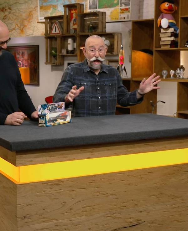 Horst Lichter ist bekanntlich Spielzeugliebhaber, doch mit dem Mitbringsel bei „Bares für Rares“ konnte er trotzdem nur wenig anfangen. (Bild: ZDF)