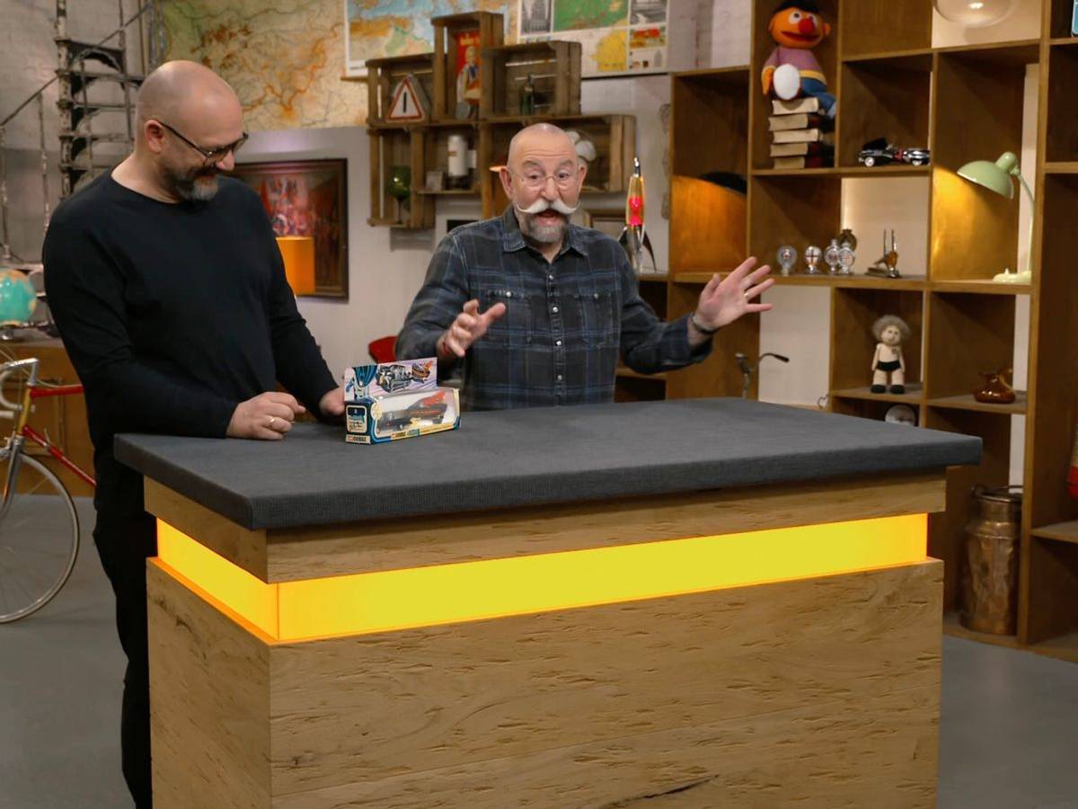 Horst Lichter ist bekanntlich Spielzeugliebhaber, doch mit dem Mitbringsel bei „Bares für Rares“ konnte er trotzdem nur wenig anfangen. (Bild: ZDF)
