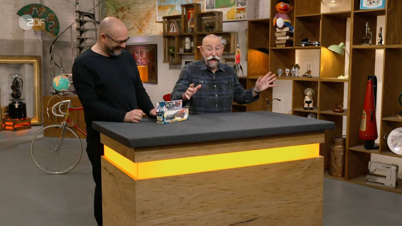 Horst Lichter ist bekanntlich Spielzeugliebhaber, doch mit dem Mitbringsel bei „Bares für Rares“ konnte er trotzdem nur wenig anfangen. (Bild: ZDF)