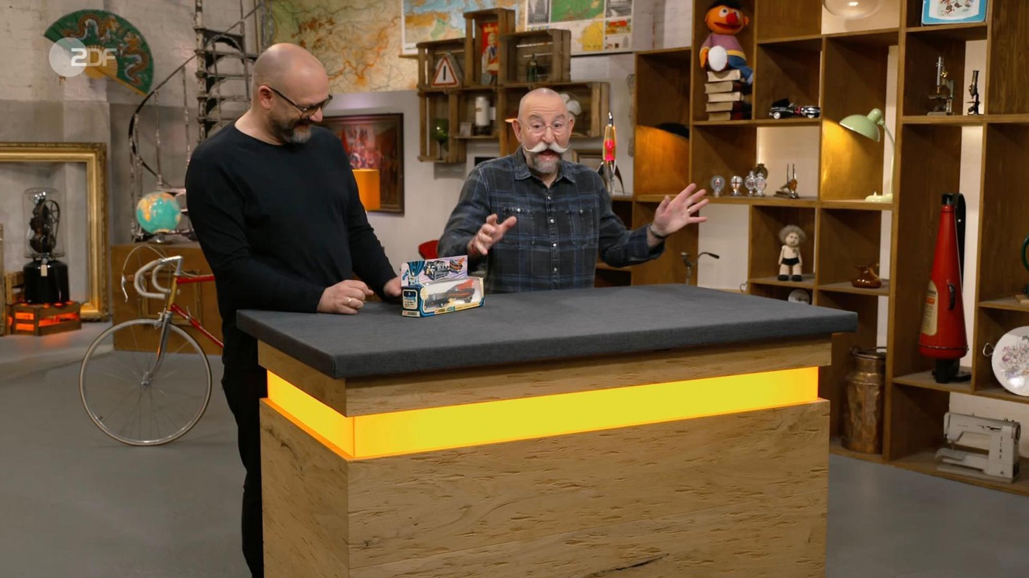 Horst Lichter ist bekanntlich Spielzeugliebhaber, doch mit dem Mitbringsel bei „Bares für Rares“ konnte er trotzdem nur wenig anfangen. (Bild: ZDF)