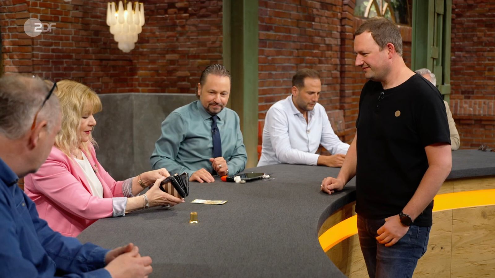 Elke Velten bezahlte am Ende 250 Euro für das Spielzeug. (Bild: ZDF)