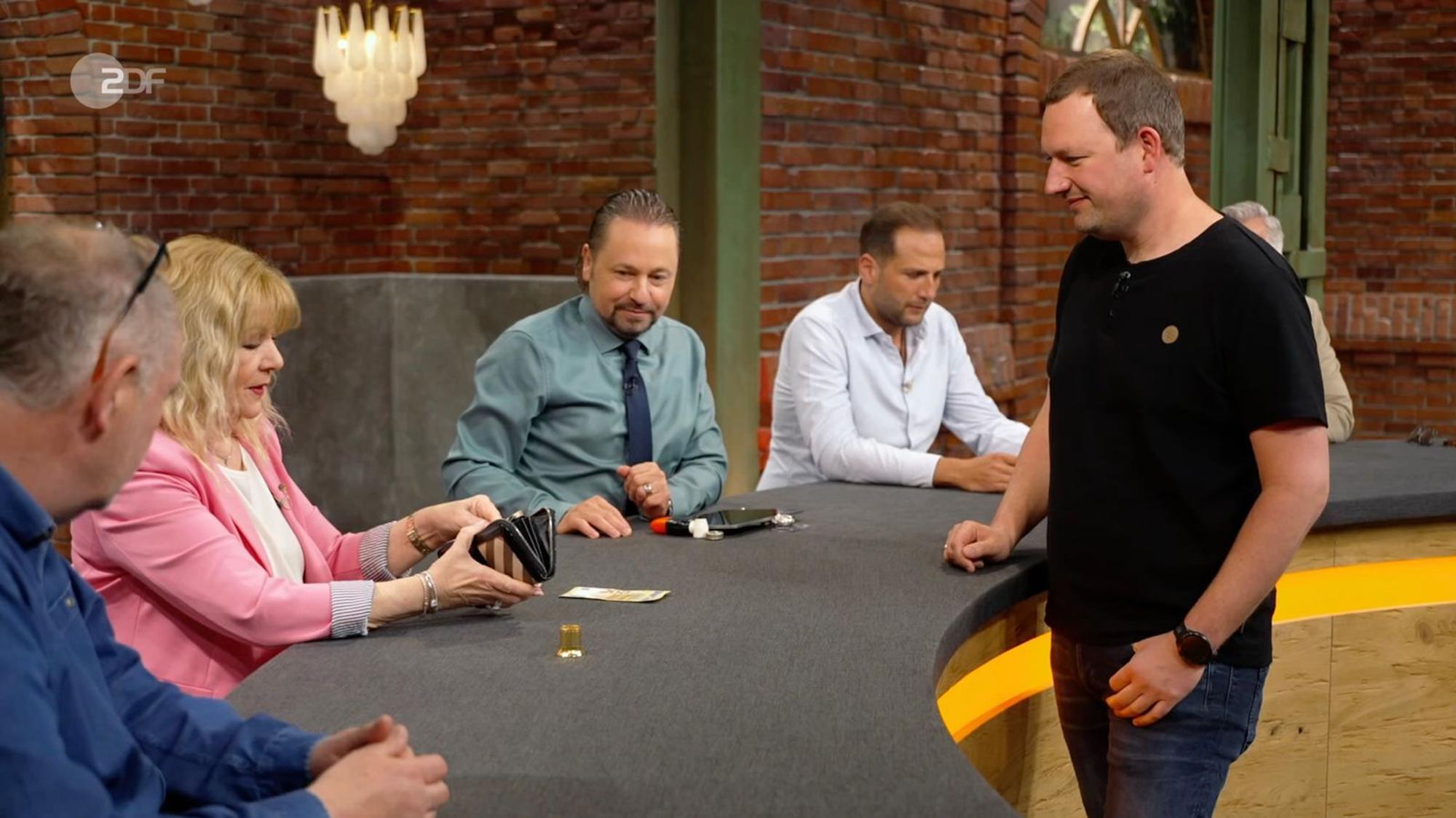 Elke Velten bezahlte am Ende 250 Euro für das Spielzeug. (Bild: ZDF)