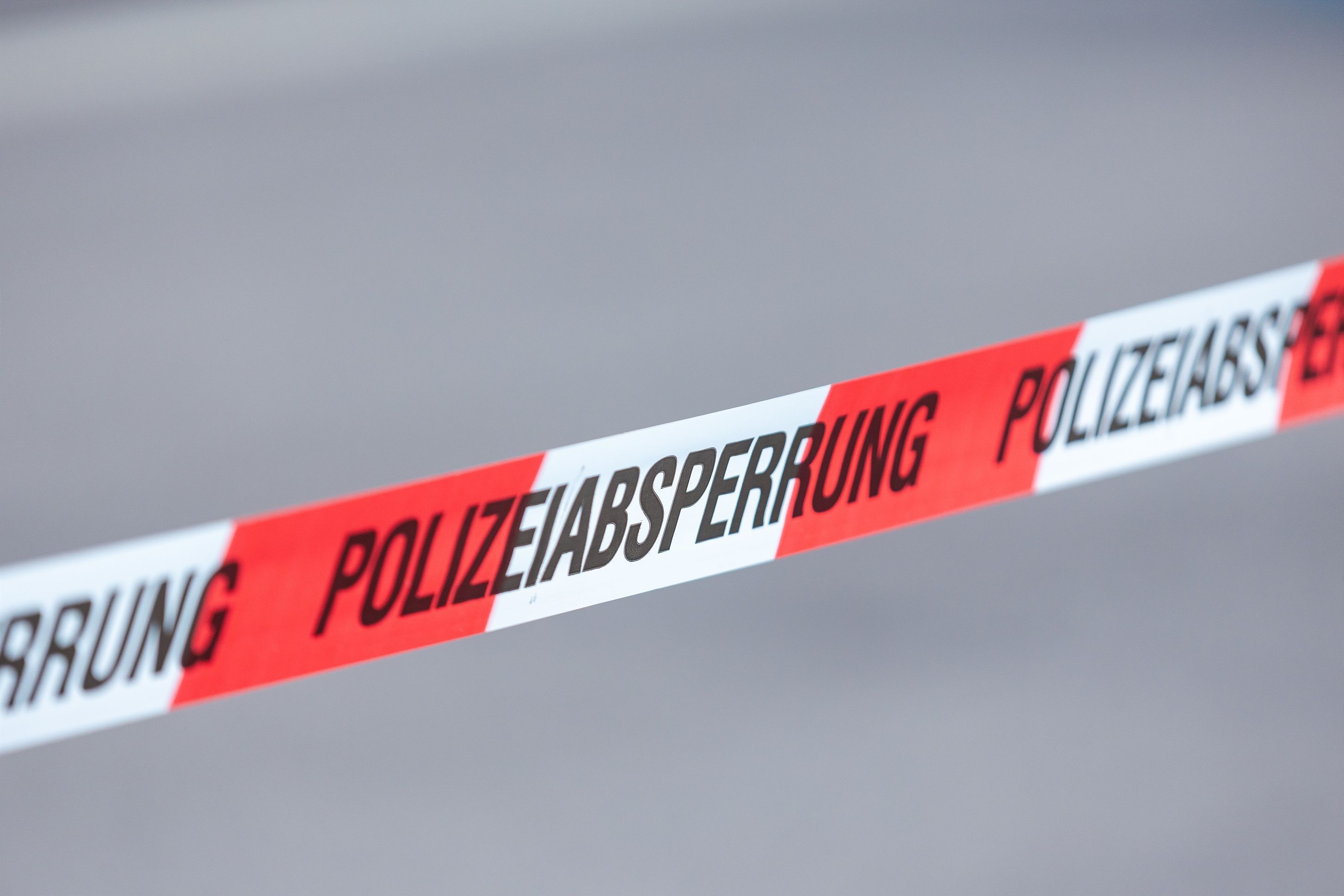 Eine Anwohnerin alarmierte die Polizei, weil ein Unbekannter eine Handgranate vor ihr Haus legte. Das Symbolfoto zeigt ein Absperrband der Polizei.