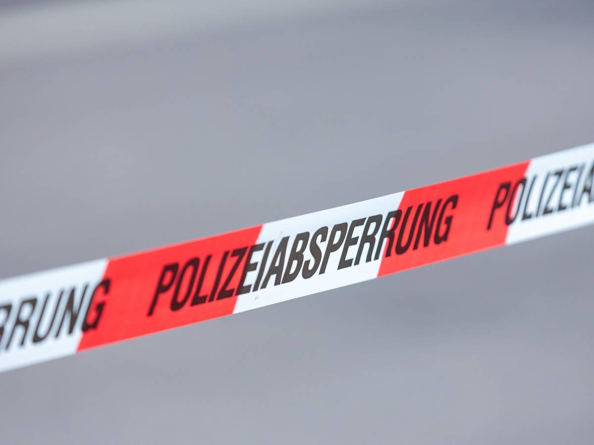 Eine Anwohnerin alarmierte die Polizei, weil ein Unbekannter eine Handgranate vor ihr Haus legte. Das Symbolfoto zeigt ein Absperrband der Polizei.