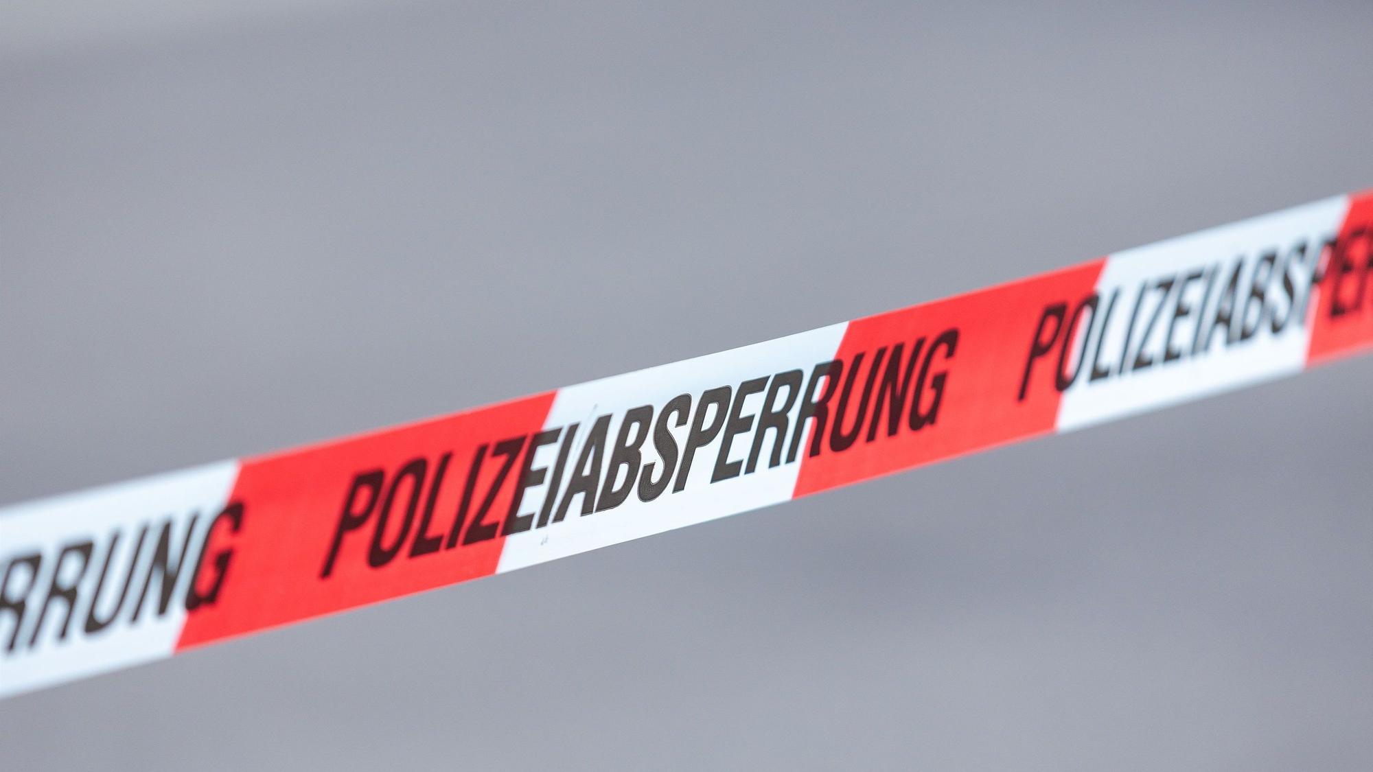 Eine Anwohnerin alarmierte die Polizei, weil ein Unbekannter eine Handgranate vor ihr Haus legte. Das Symbolfoto zeigt ein Absperrband der Polizei.