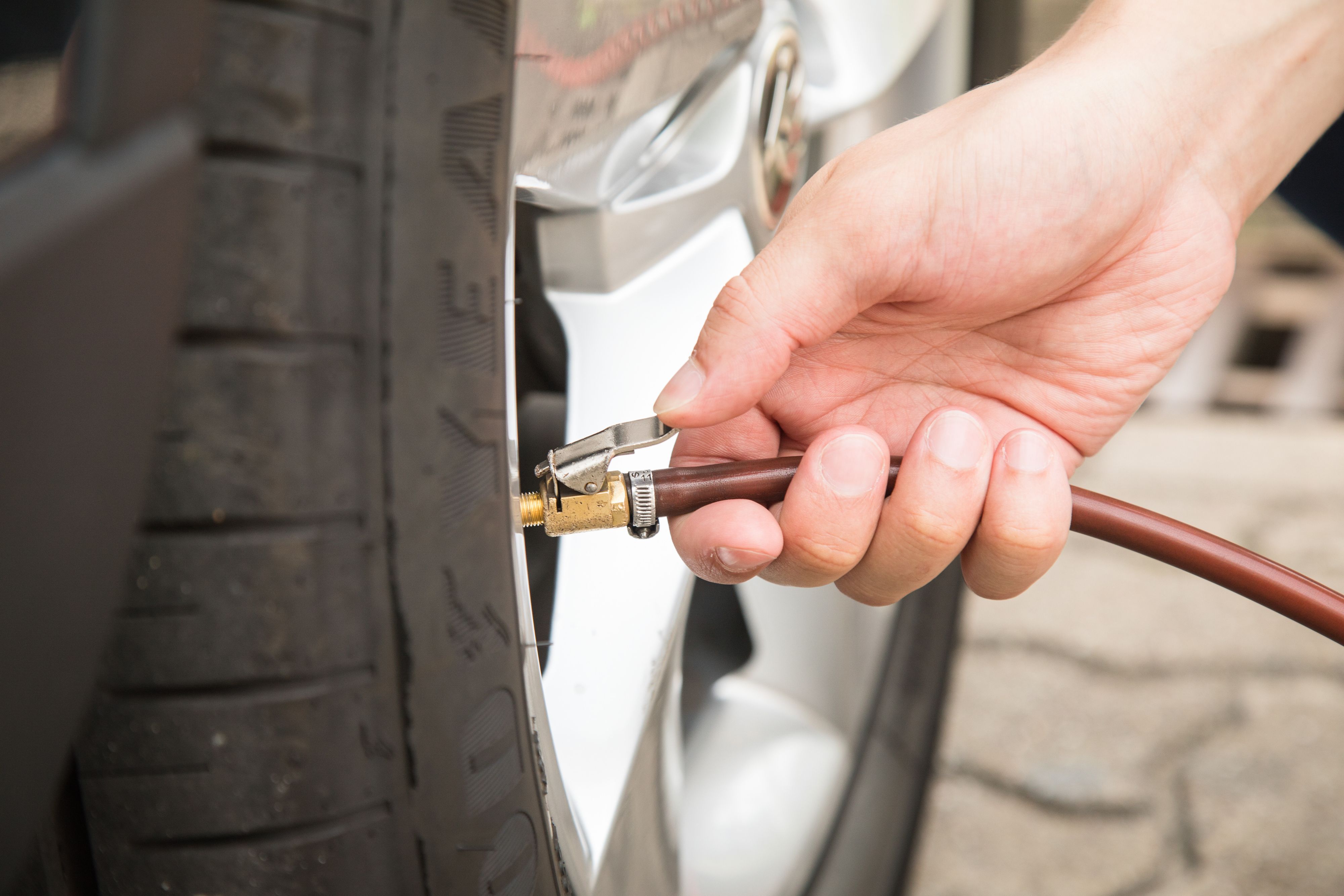 Die Werte für den richtigen Reifendruck gibt der Autohersteller in der Bedienungsanleitung vor. Trickdiebe klauten einer Frau an einer Tankstelle die Handtasche aus dem Auto, als diese nach dem Reifendruck schaute. (Symbolfoto)