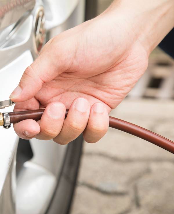 Die Werte für den richtigen Reifendruck gibt der Autohersteller in der Bedienungsanleitung vor. Trickdiebe klauten einer Frau an einer Tankstelle die Handtasche aus dem Auto, als diese nach dem Reifendruck schaute. (Symbolfoto)