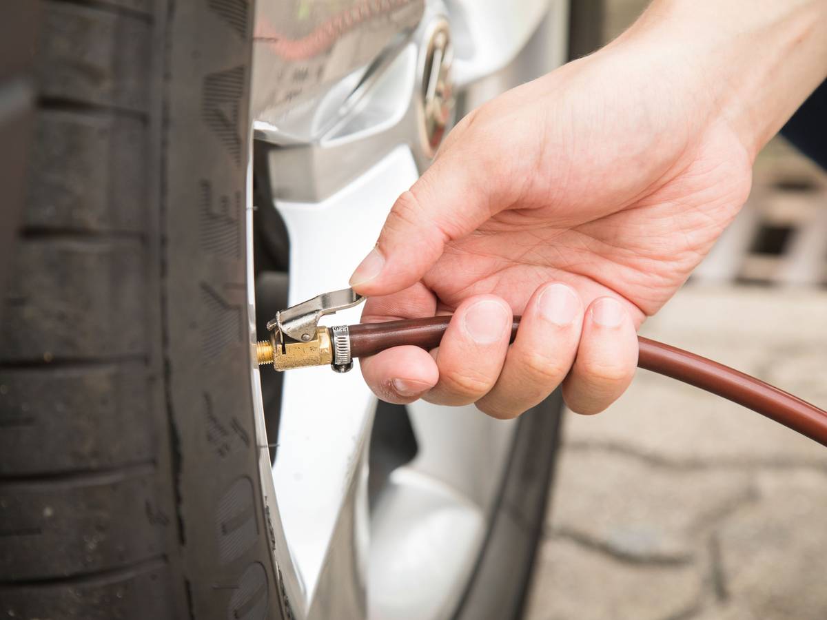 Die Werte für den richtigen Reifendruck gibt der Autohersteller in der Bedienungsanleitung vor. Trickdiebe klauten einer Frau an einer Tankstelle die Handtasche aus dem Auto, als diese nach dem Reifendruck schaute. (Symbolfoto)