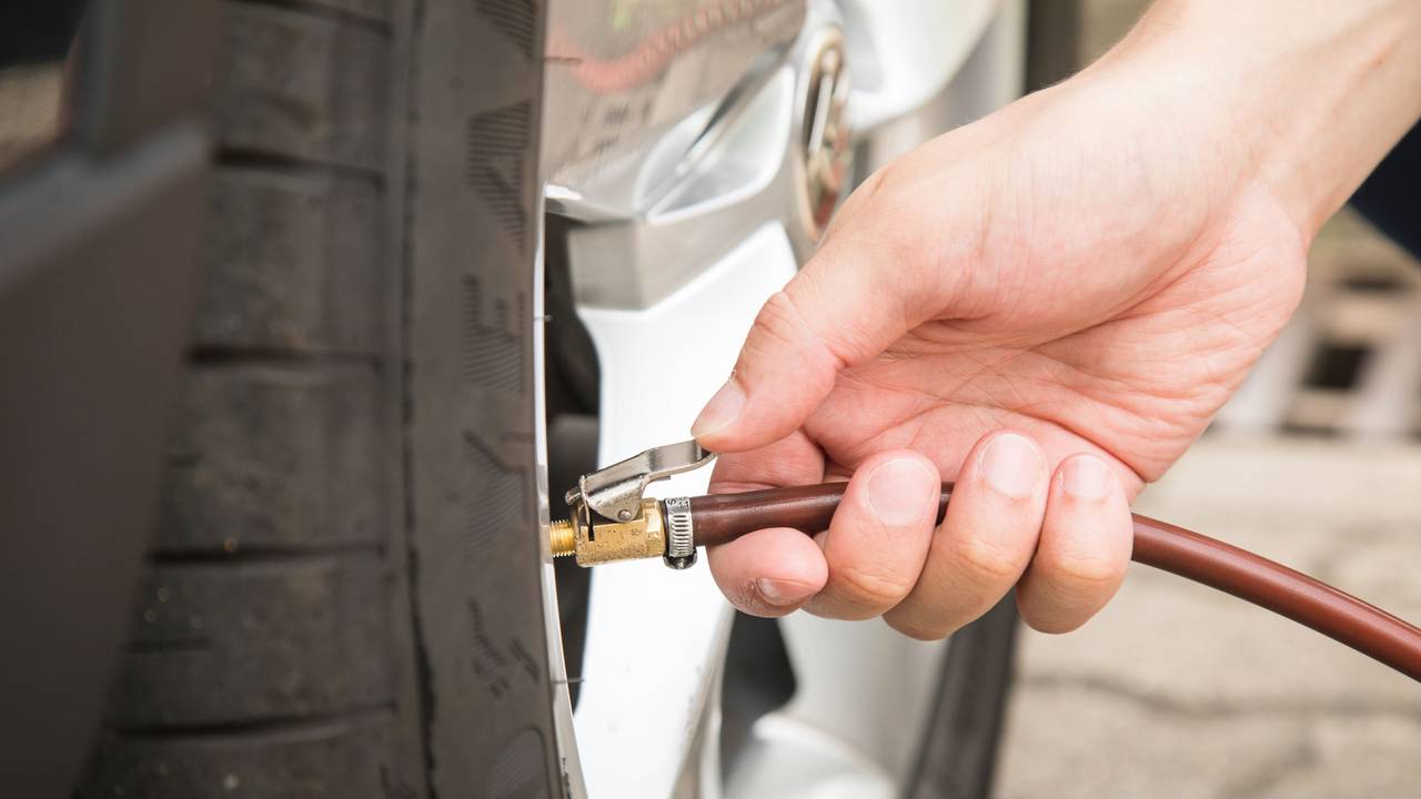 Die Werte für den richtigen Reifendruck gibt der Autohersteller in der Bedienungsanleitung vor. Trickdiebe klauten einer Frau an einer Tankstelle die Handtasche aus dem Auto, als diese nach dem Reifendruck schaute. (Symbolfoto)