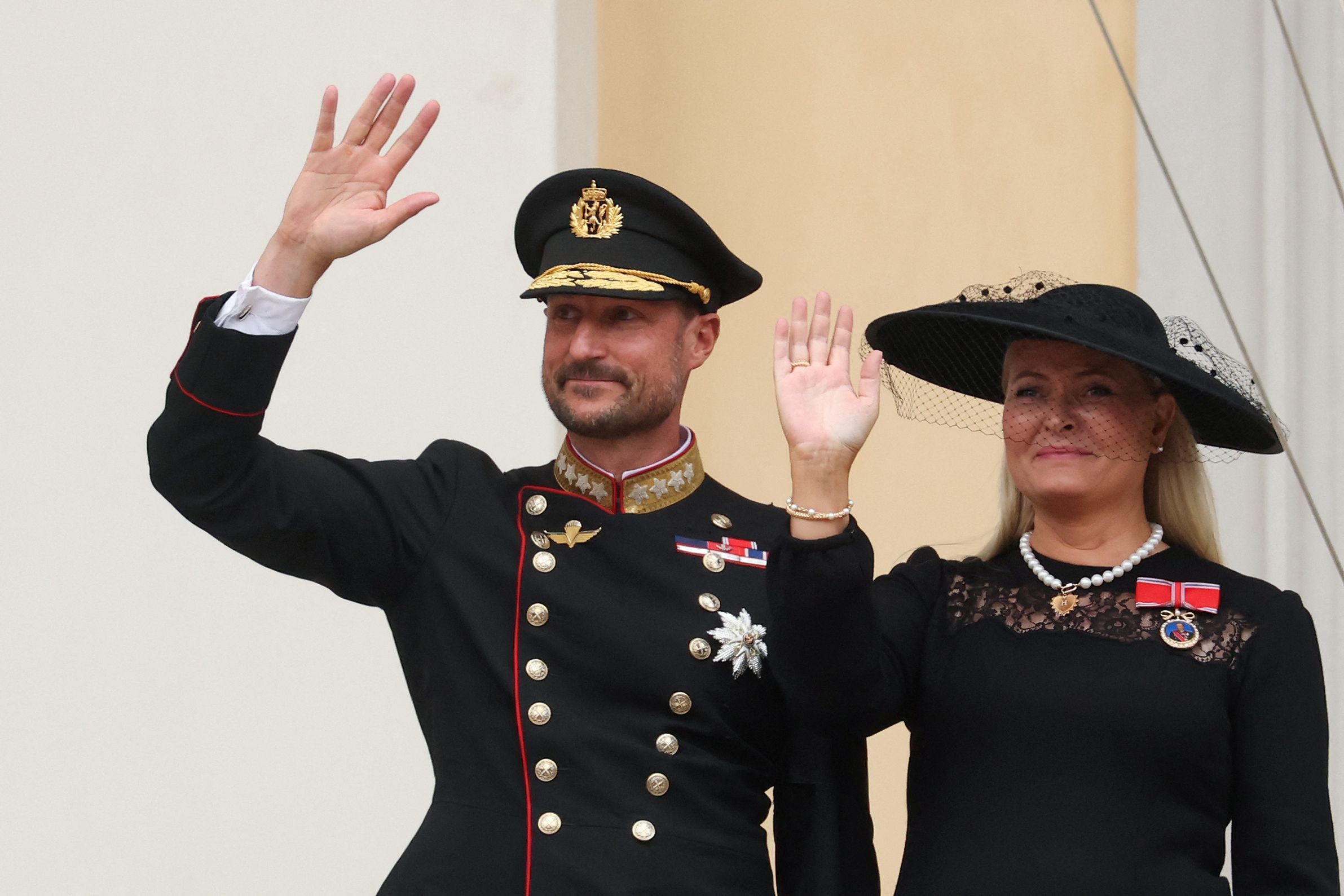 Königin Mette-Marit (r) neben König Haakon.