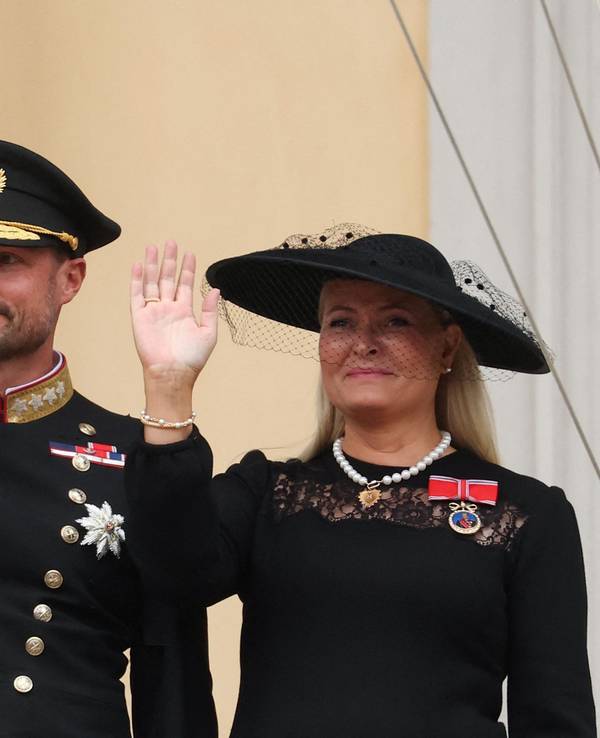 Königin Mette-Marit (r) neben König Haakon.