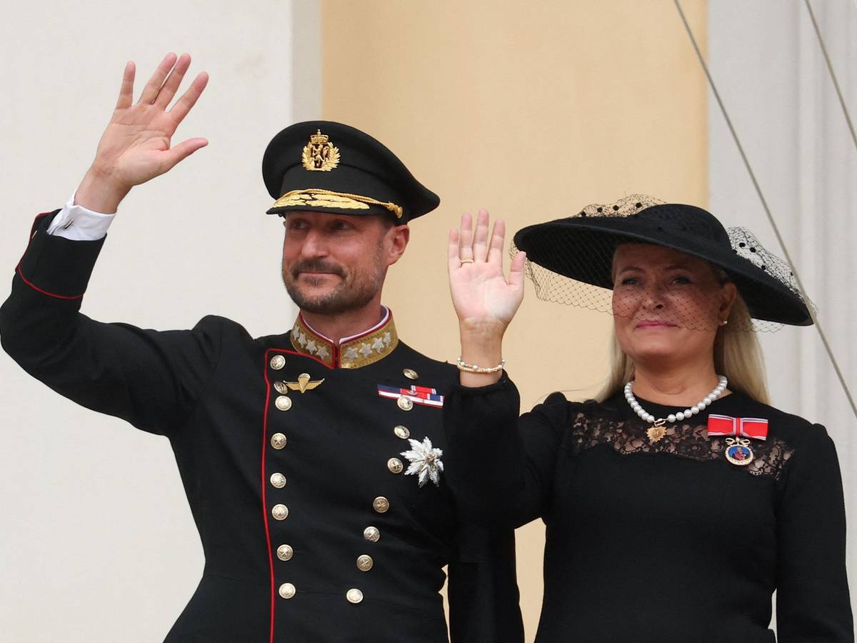 Königin Mette-Marit (r) neben König Haakon.