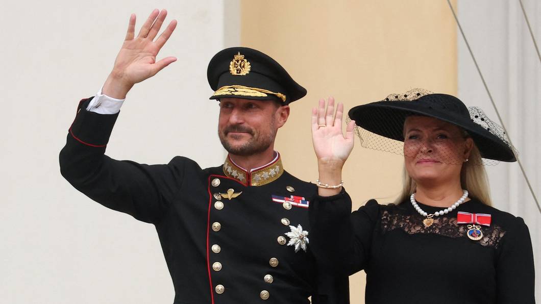 Königin Mette-Marit (r) neben König Haakon.