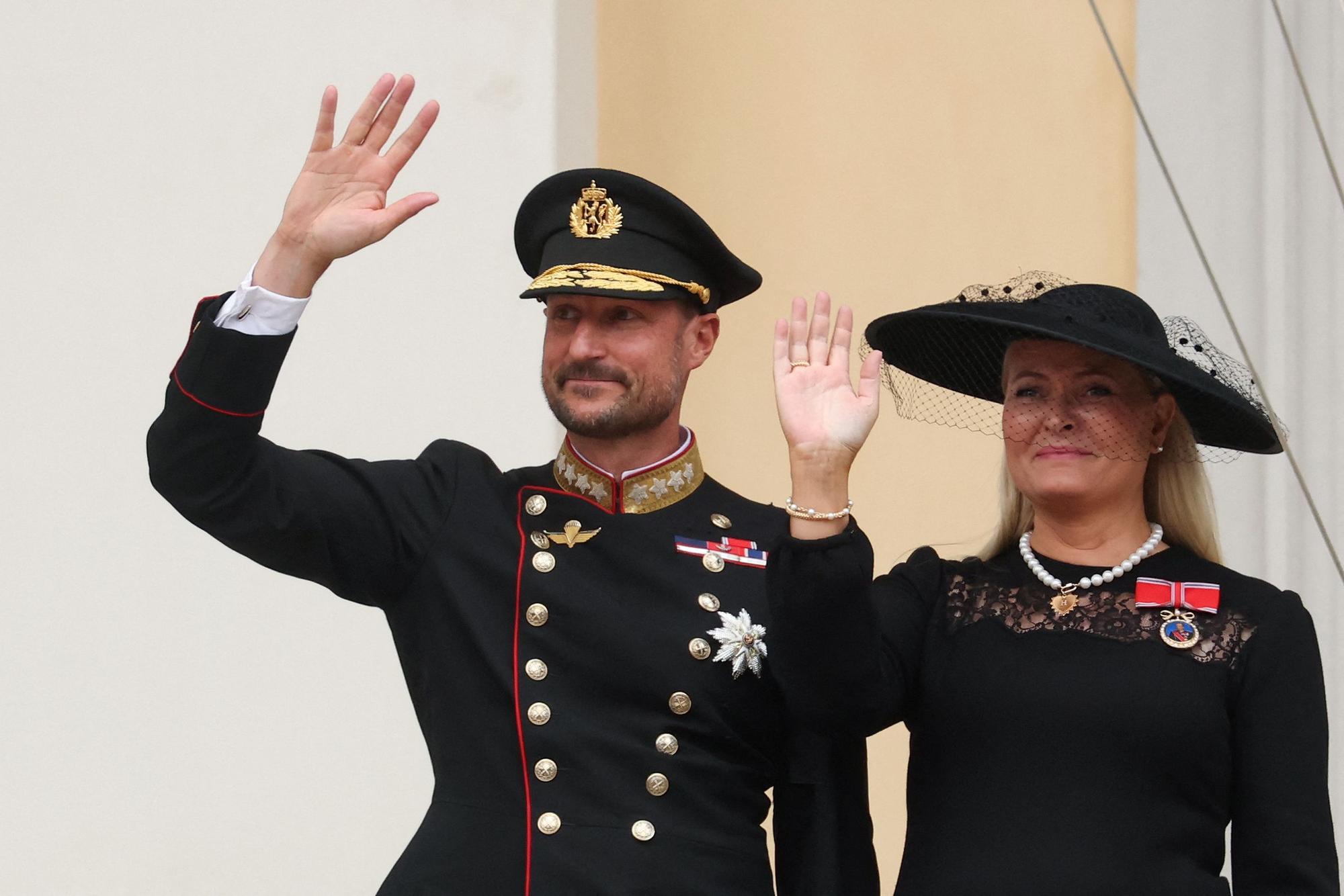 Königin Mette-Marit (r) neben König Haakon.