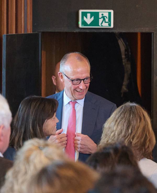 Bundeskanzler Friedrich Merz (CDU) spricht beim Besuch seines ehemaligen Gymnasiums, dem Friedrich-Spee-Gymnasium, in der Aula mit Ehrengästen