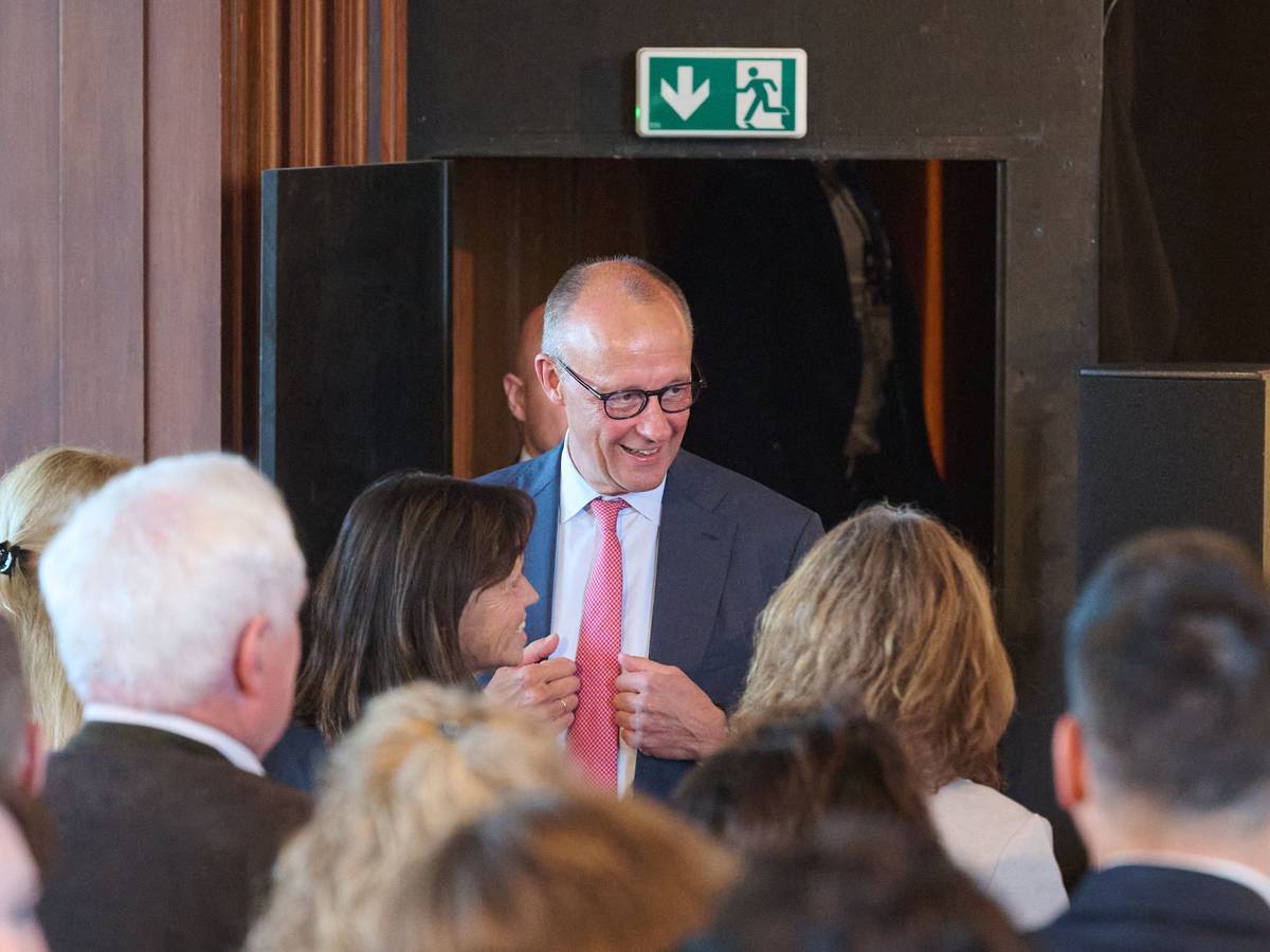 Bundeskanzler Friedrich Merz (CDU) spricht beim Besuch seines ehemaligen Gymnasiums, dem Friedrich-Spee-Gymnasium, in der Aula mit Ehrengästen