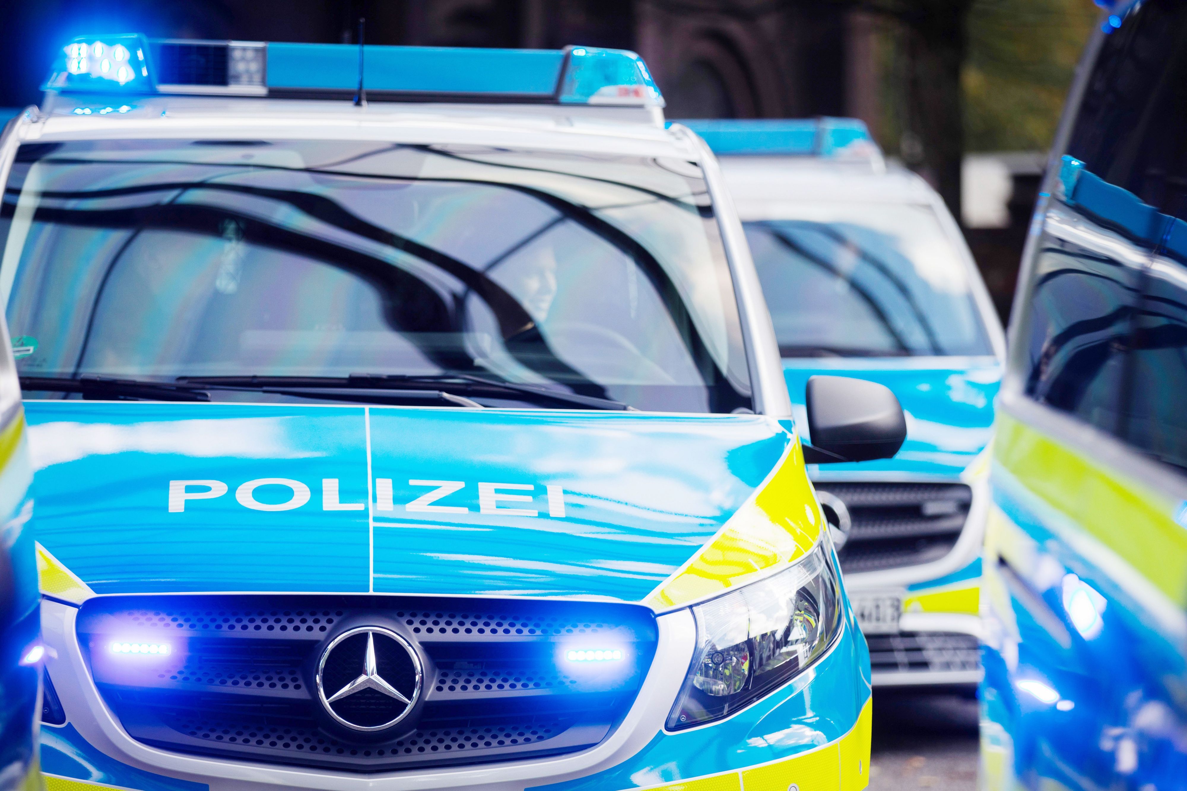 Streifenwagen der Polizei rückten nach dem Fund einer vermeintlichen Handgranate in Leverkusen aus. (Symbolbild)
