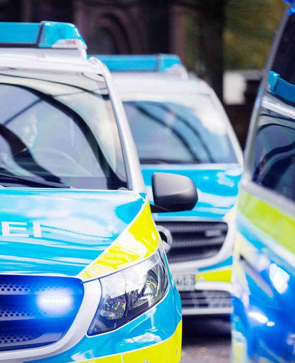 Streifenwagen der Polizei rückten nach dem Fund einer vermeintlichen Handgranate in Leverkusen aus. (Symbolbild)