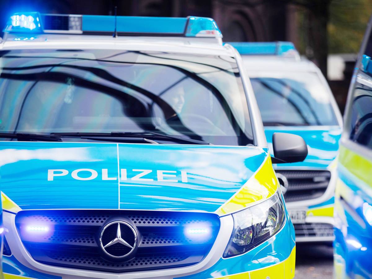 Streifenwagen der Polizei rückten nach dem Fund einer vermeintlichen Handgranate in Leverkusen aus. (Symbolbild)