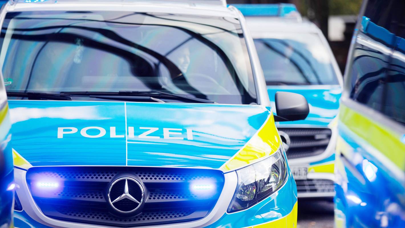 Streifenwagen der Polizei rückten nach dem Fund einer vermeintlichen Handgranate in Leverkusen aus. (Symbolbild)